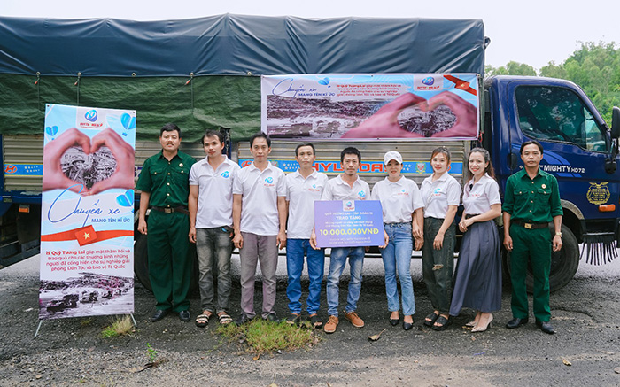 Hình ảnh tổng quan về 789win link, thể hiện sự chuyên nghiệp, uy tín của một nền tảng giải trí trực tuyến hàng đầu tại Việt Nam, với các yếu tố như bảo mật, công bằng và trải nghiệm người dùng tuyệt vời. Sử dụng màu cam đỏ và vàng sáng.